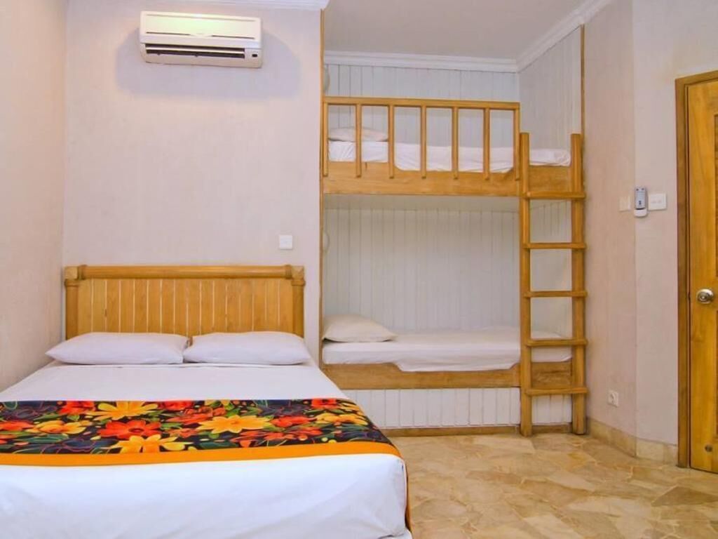 Brankas, meja kerja, ruang kerja ramah laptop, dan Wi-Fi gratis