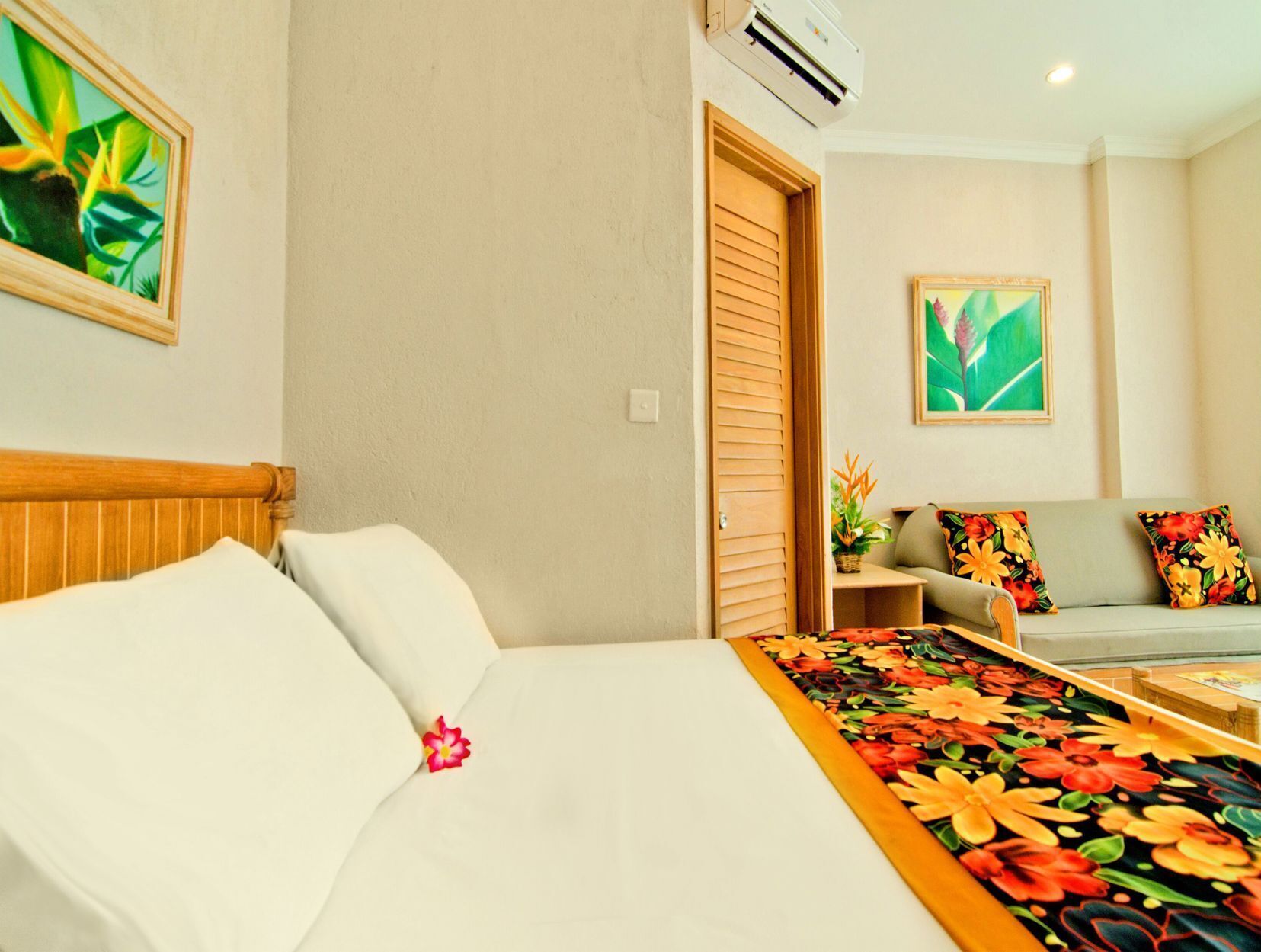 Een kluis op de kamer, een bureau, een laptopwerkplek, gratis wifi