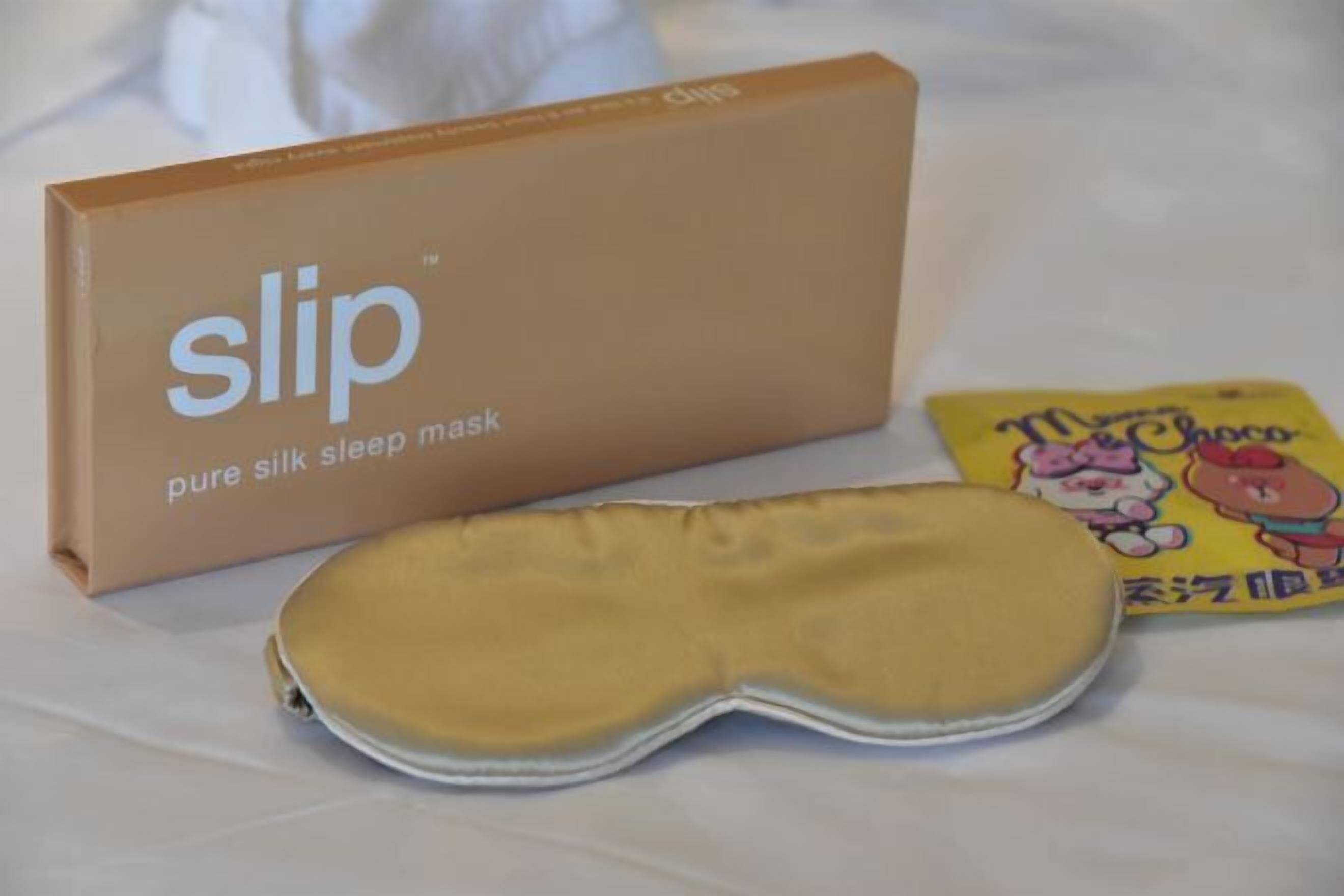 A slip pure silk sleep mask and its packaging.