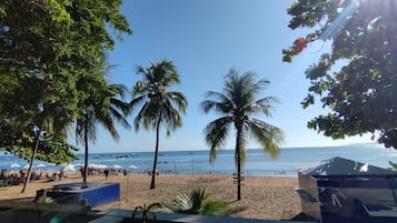 En la playa y toallas de playa