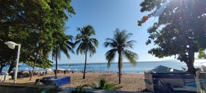 On the beach, beach towels - Pousada Poesia (Salvador)