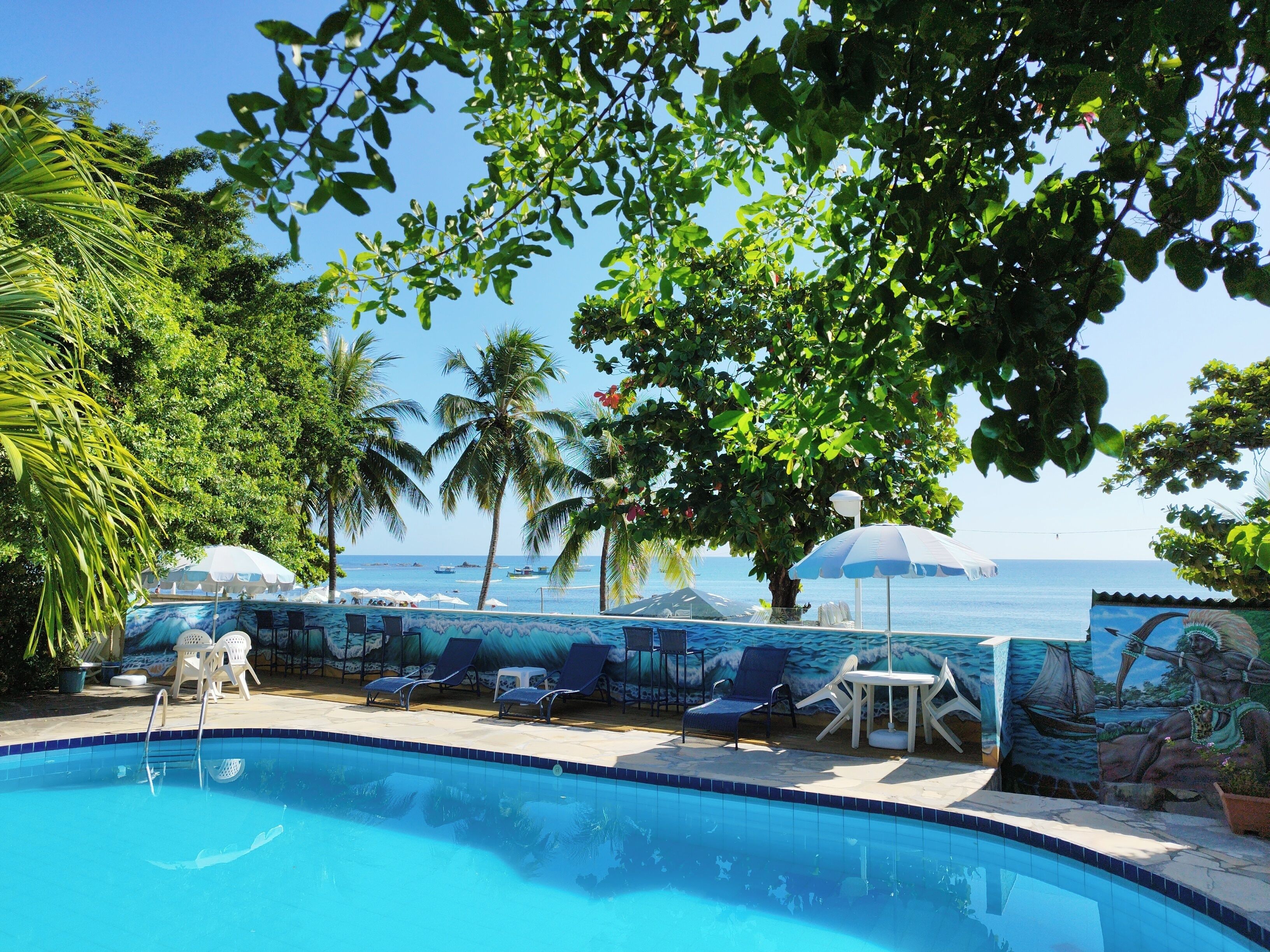 Piscina externa, guarda-sóis, espreguiçadeiras