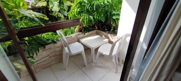 Minibar, caja de seguridad en la habitación y escritorio