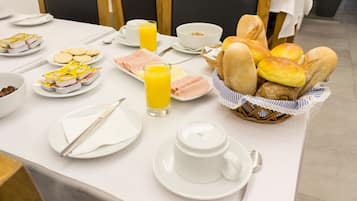 Tägliches inbegriffenes kontinentales Frühstück