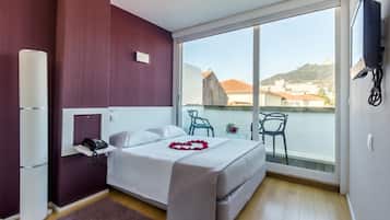 Dubbelrum (With views) | VÀrdeförvaringsskÄp pÄ rummet, skrivbord och mörklÀggningsgardiner