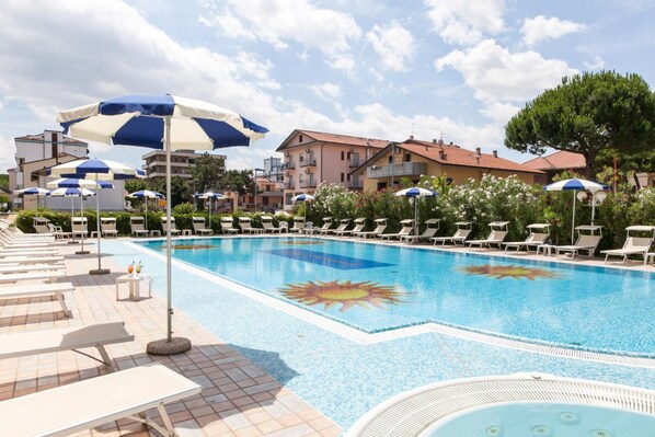 Outdoor pool, sun loungers - Hotel Diplomatic (Cervia)