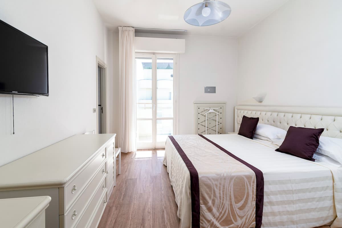 In-room safe, cots/infant beds, travel cot, free WiFi