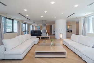 Habitación Royal, vistas al mar (Family , 4  pax) | Zona de estar | Televisión de pantalla plana de 30 pulgadas con canales por cable