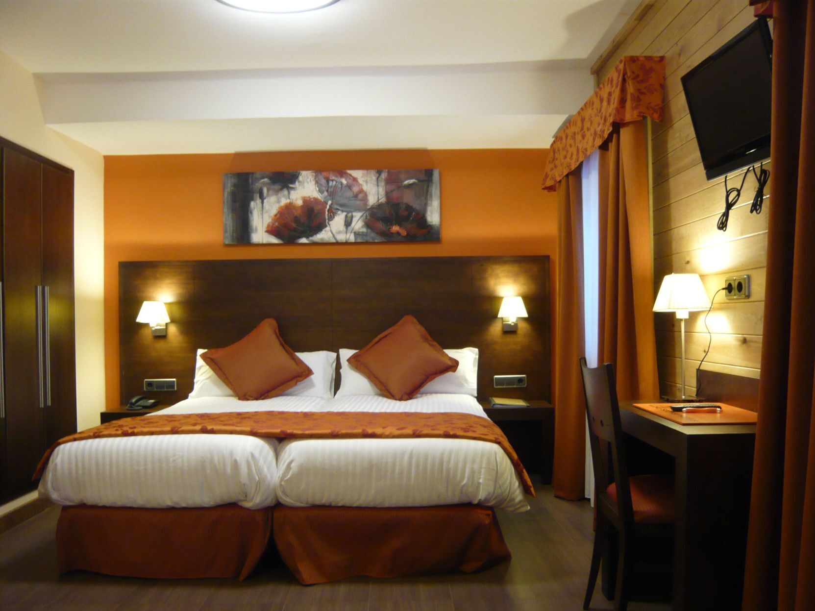 Premium bedding, in-room safe, desk, blackout drapes