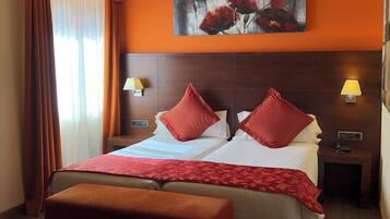 Habitación triple | Ropa de cama de alta calidad y caja de seguridad en la habitación