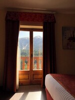 Habitación doble | Ropa de cama de alta calidad, caja fuerte, escritorio y cortinas opacas