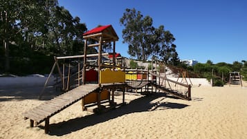 Área de juegos infantiles al aire libre