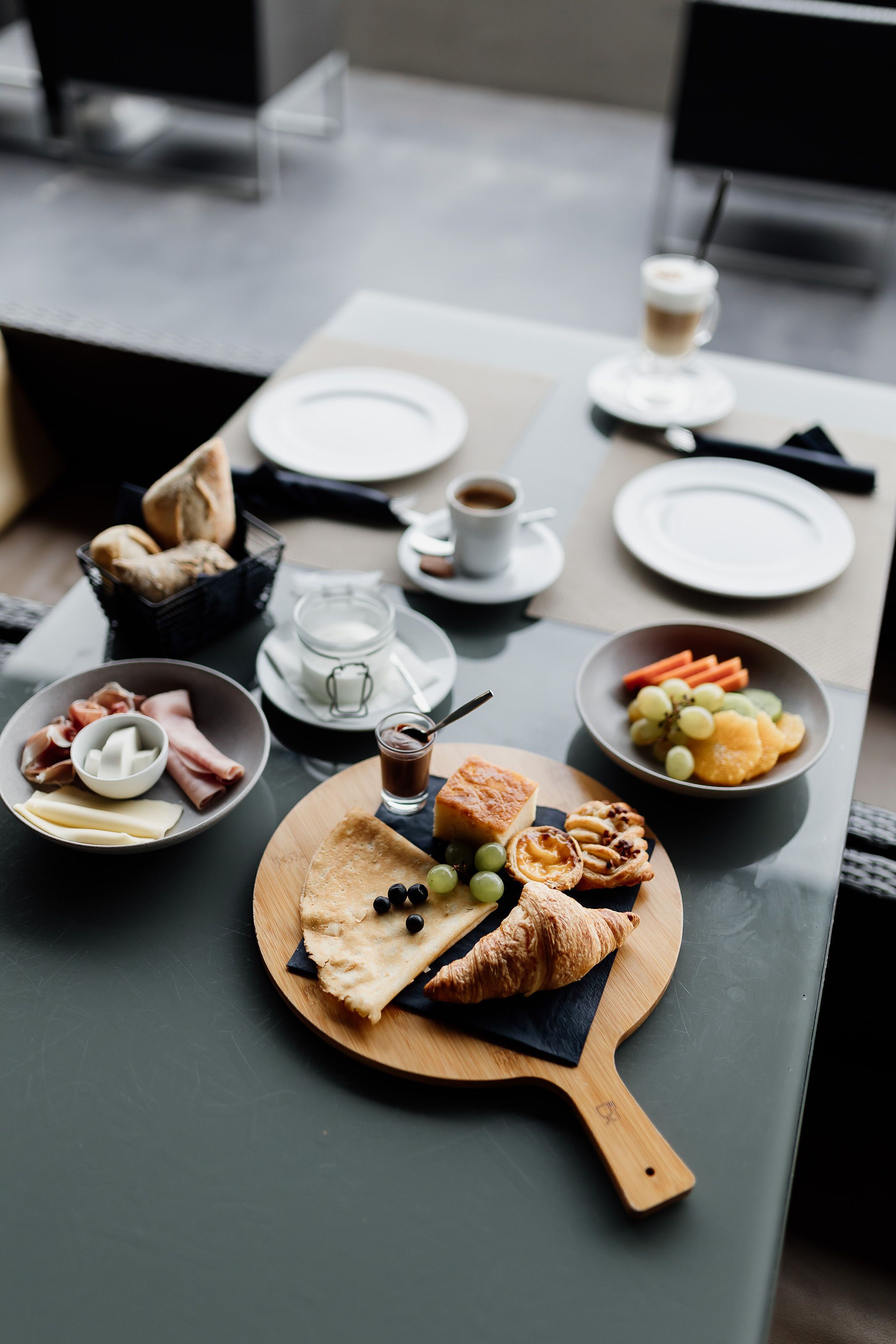 Ein Frühstückstisch mit verschiedenen Speisen und Getränken.