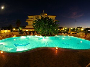 Outdoor pool, open 9:00 AM to 7:00 PM, pool umbrellas, pool loungers - Hotel Eolo Capo Vaticano (Ricadi)
