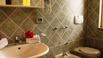 Douche, articles de toilette gratuits, sĂšche-cheveux, bidet