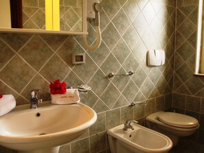 Shower, free toiletries, hair dryer, bidet - Hotel Eolo Capo Vaticano (Ricadi)