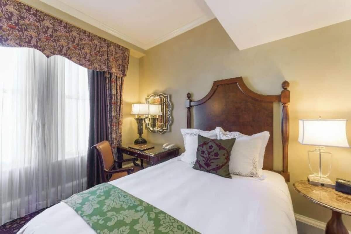 Ropa de cama de alta calidad, edredón, camas con pillow-top y minibar