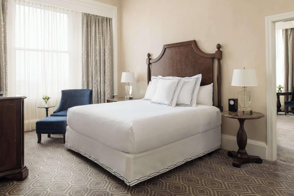 Standard Room, 1 King Bed | Premium bedding, down duvets, pillow-top beds, minibar