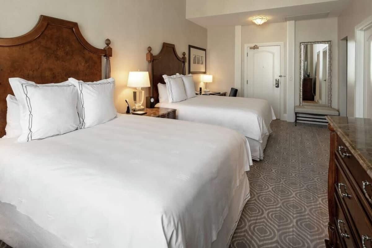 Ropa de cama de alta calidad, edredón, camas con pillow-top y minibar