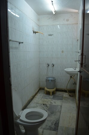 Shower, bathrobes, slippers, towels - Hotel T.A.P Paradise (Bengaluru)
