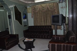 Family Suite (AC) | Living area | LED TV, computer - Hotel T.A.P Paradise (Bengaluru)