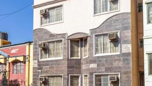 Un edifici d'àmbit diversos amb persianes verticals i aparells d'aire condicionat.