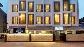 Un hotel de varios pisos con fachada moderna, destacando una señalización prominente en la parte superior.