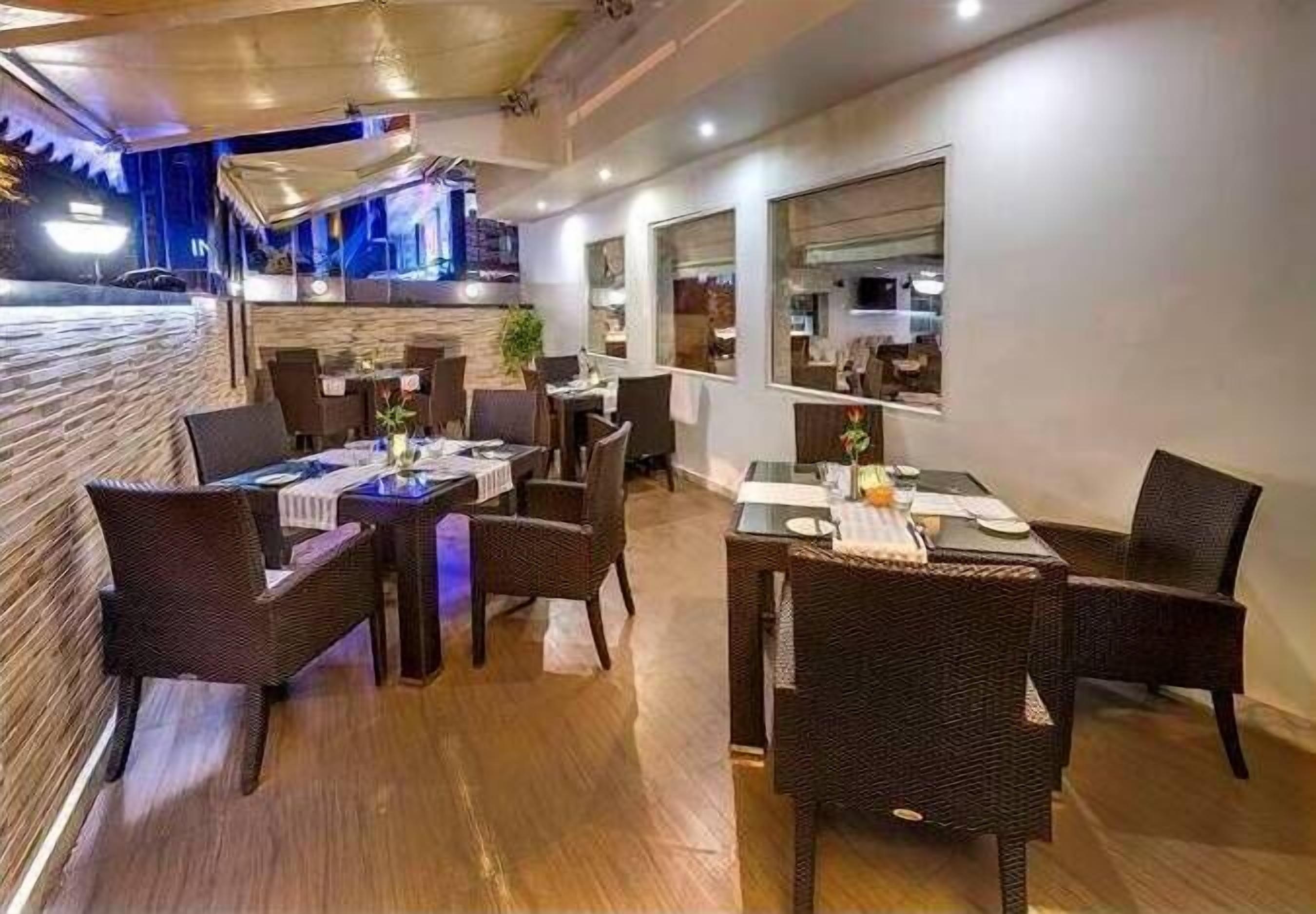 2 من المطاعم، حيث تُقدم وجبات الإفطار، العشاء، الأطباق العالمية