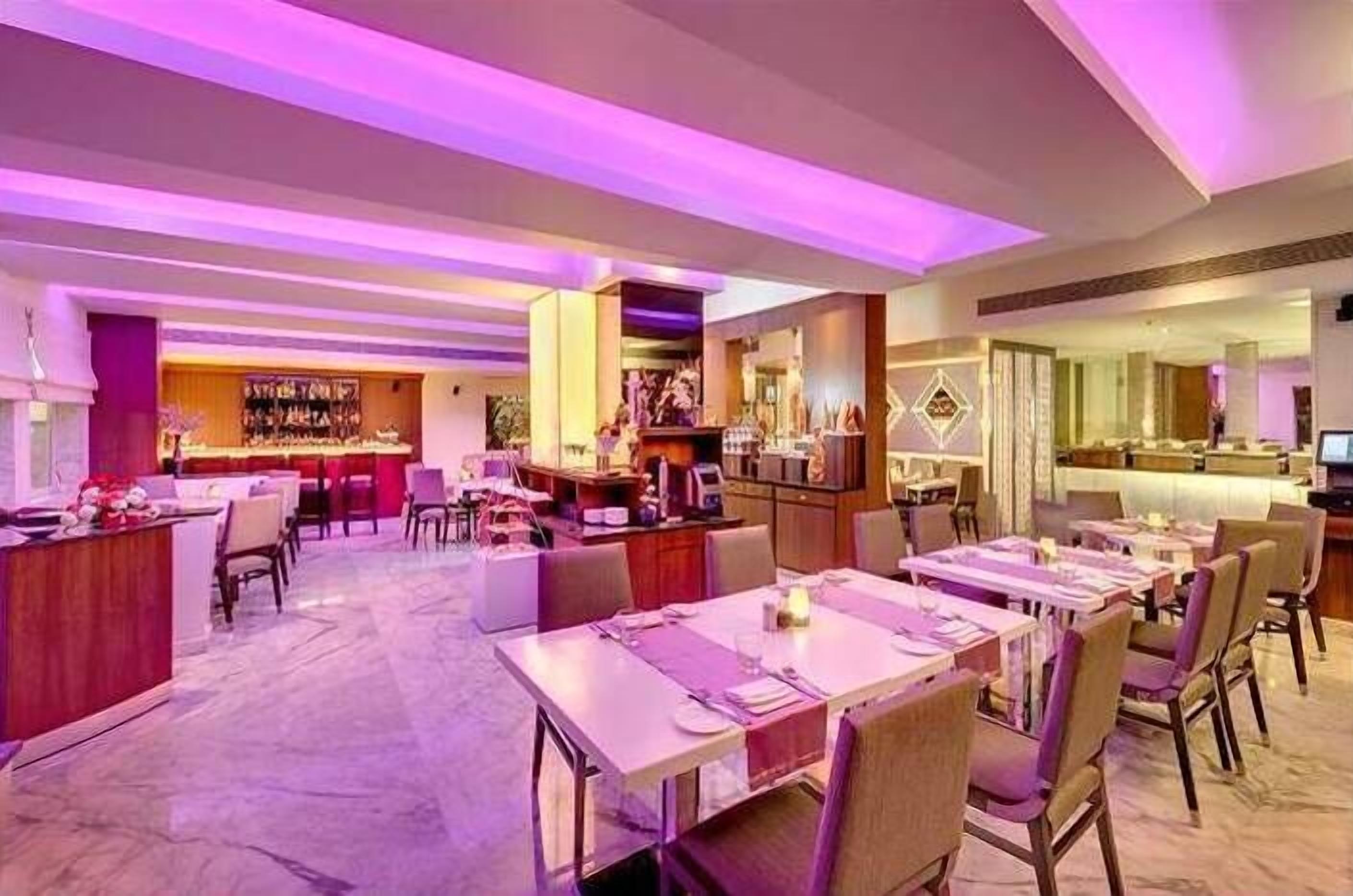 2 restaurants, breakfast, dinner served; international cuisine