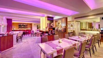 2 restaurants, breakfast, dinner served; international cuisine