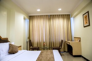 Frigobar, cofres nos quartos, escrivaninha, Wi-Fi de cortesia