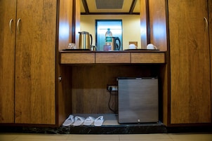 Ducha, secador de pelo, pantuflas, toallas