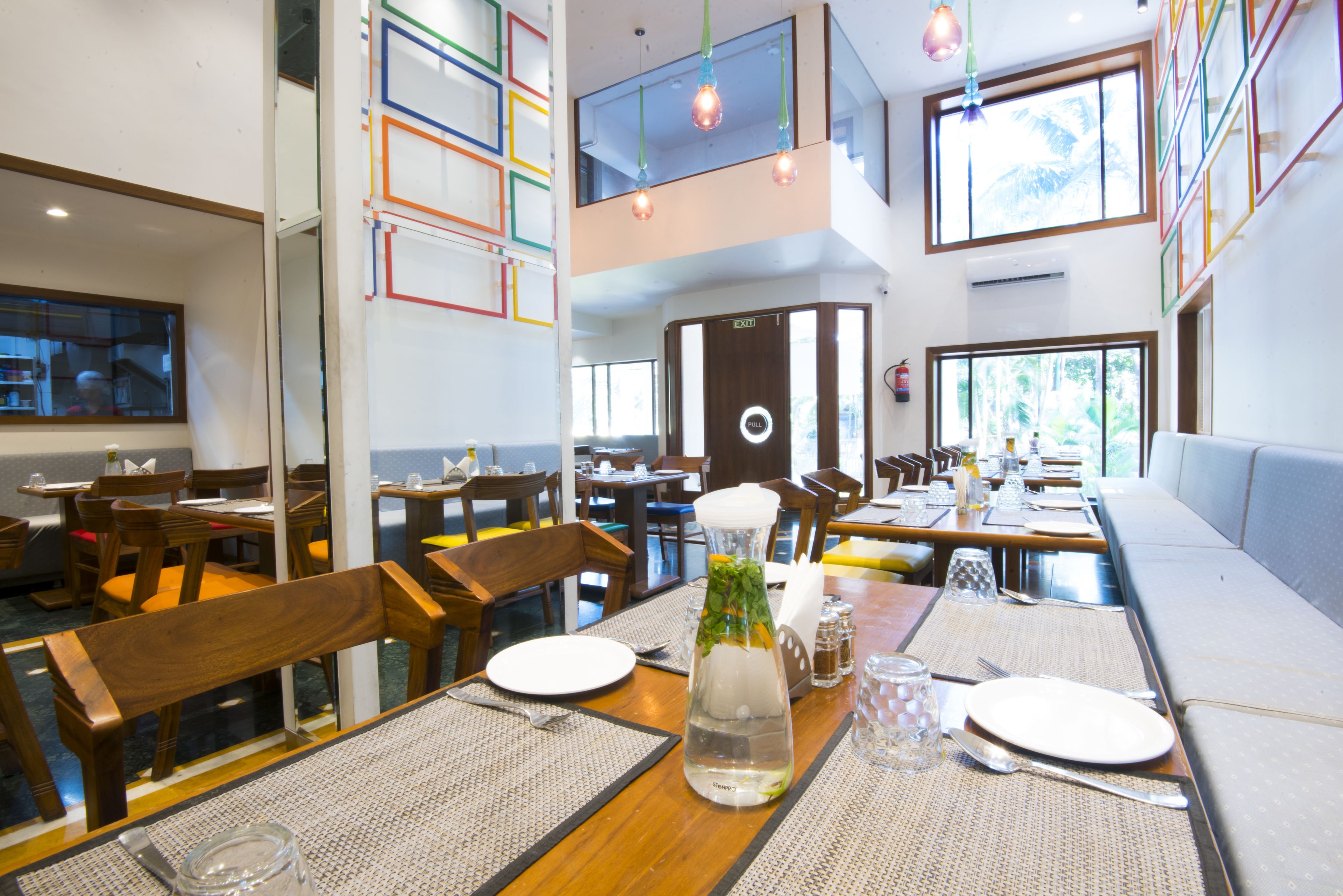 Serveert ontbijt, lunch, diner, lokale gerechten 