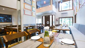 Serveert ontbijt, lunch, diner, lokale gerechten