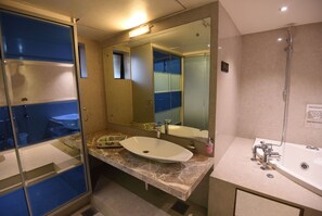 Suite | Kamar mandi | Perlengkapan mandi gratis, handuk, sabun, dan sampo