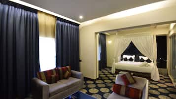 Suite Room With Jacuzzi and Minibar | Desk, iron/ironing board, free WiFi, bed sheets