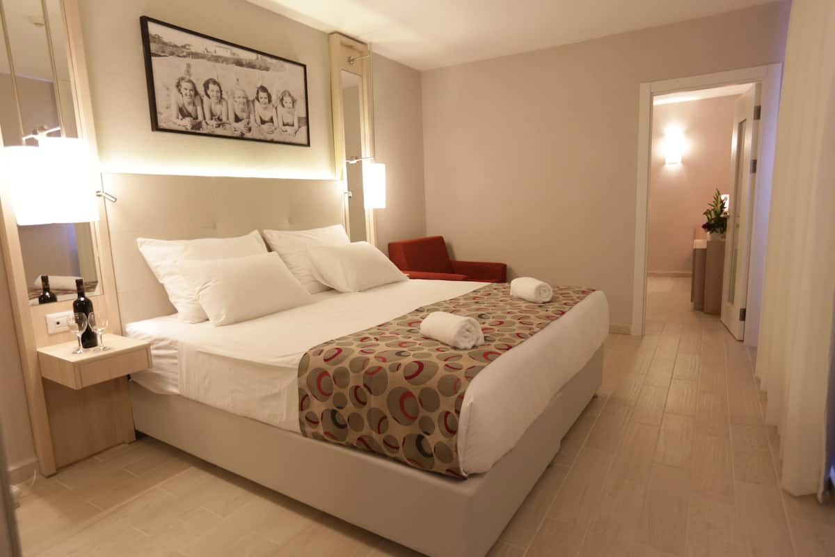 Minibar, coffres-forts dans les chambres, bureau, rideaux occultants