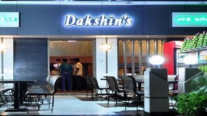 Un restaurant appelé Dakshin's, doté d’une terrasse et d’une entrée bien visible.