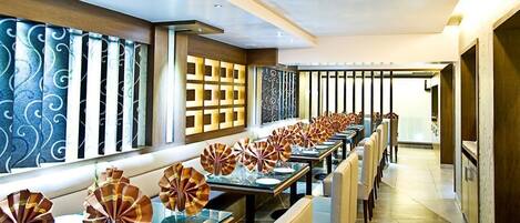 2 restaurants, breakfast served