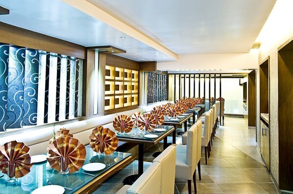 2 restaurants, breakfast served - Hotel Heritage Dakshin (Navi Mumbai)