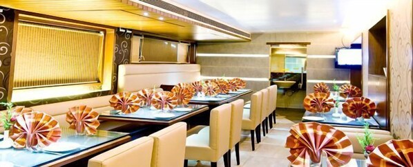 2 restaurants, breakfast served