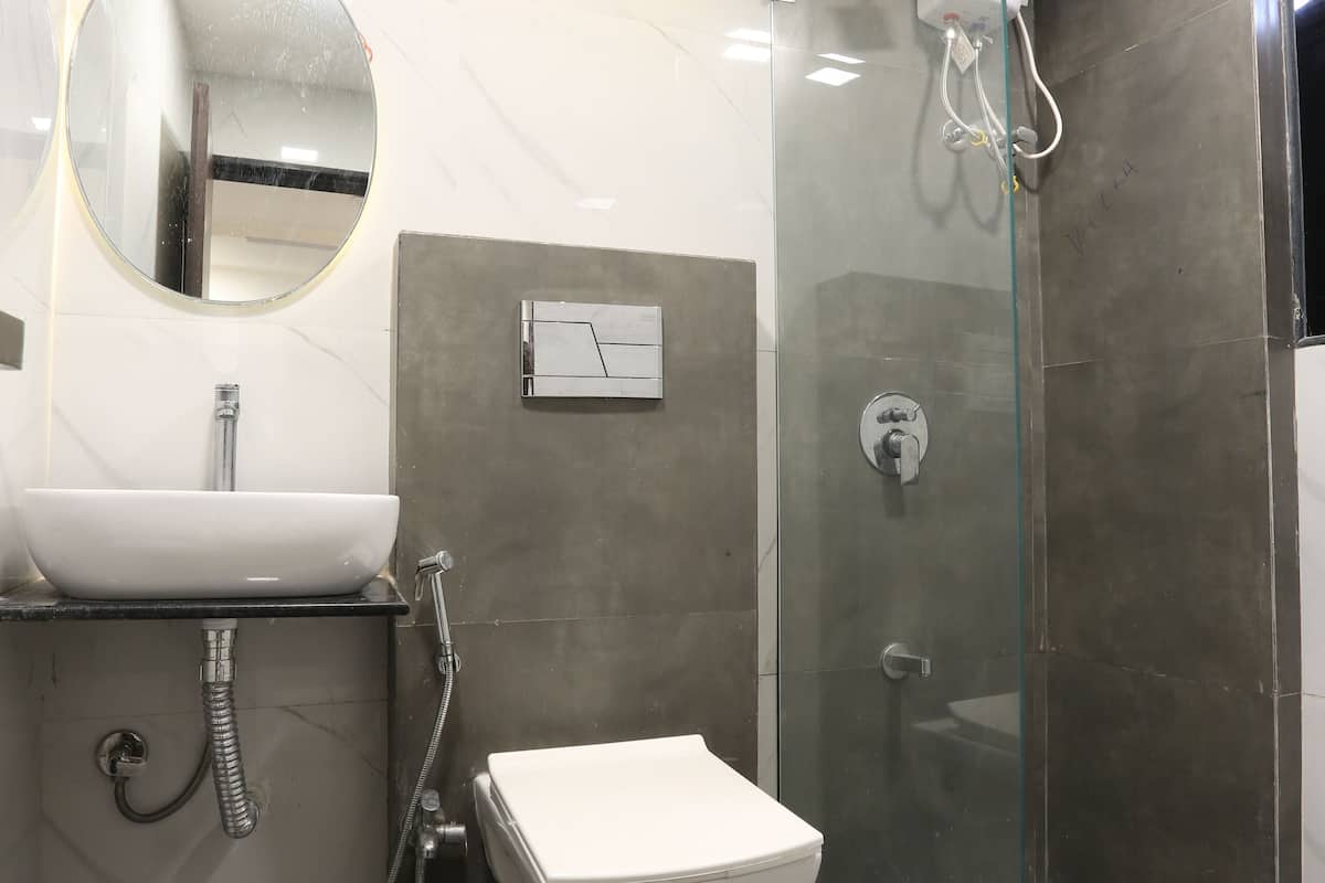 deluxe room | bathroom | shower, free toiletries, towels
