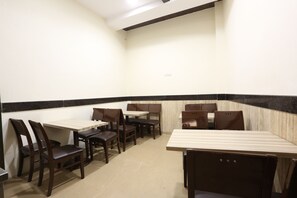 Dining - Hotel Kamran Residency - Near US Embassy (Mumbai)