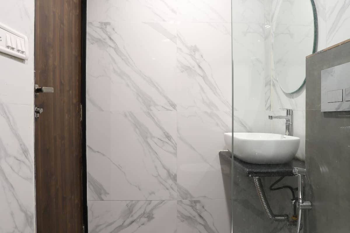 superior room, 1 double bed | bathroom | shower, free toiletries, towels