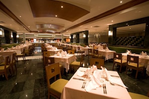 9 restaurants, breakfast, lunch, dinner served; international cuisine