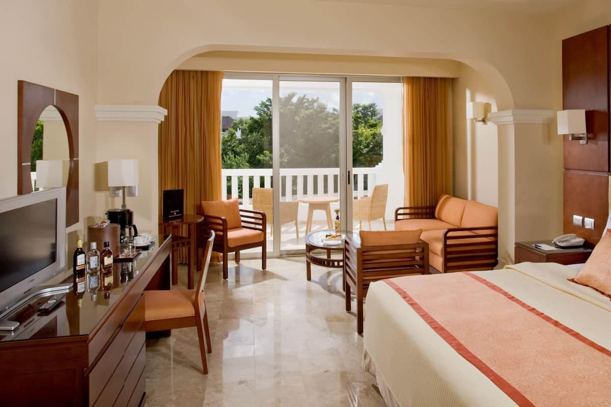 Deluxe Room, Garden View | Free minibar, in-room safe, desk, blackout drapes