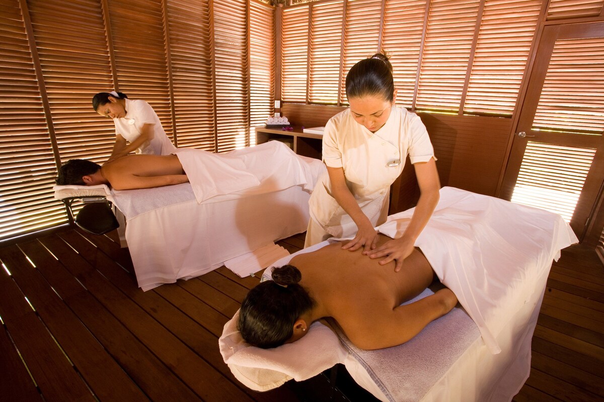 Couples treatment rooms, sauna, spa tub, steam room, Turkish bath