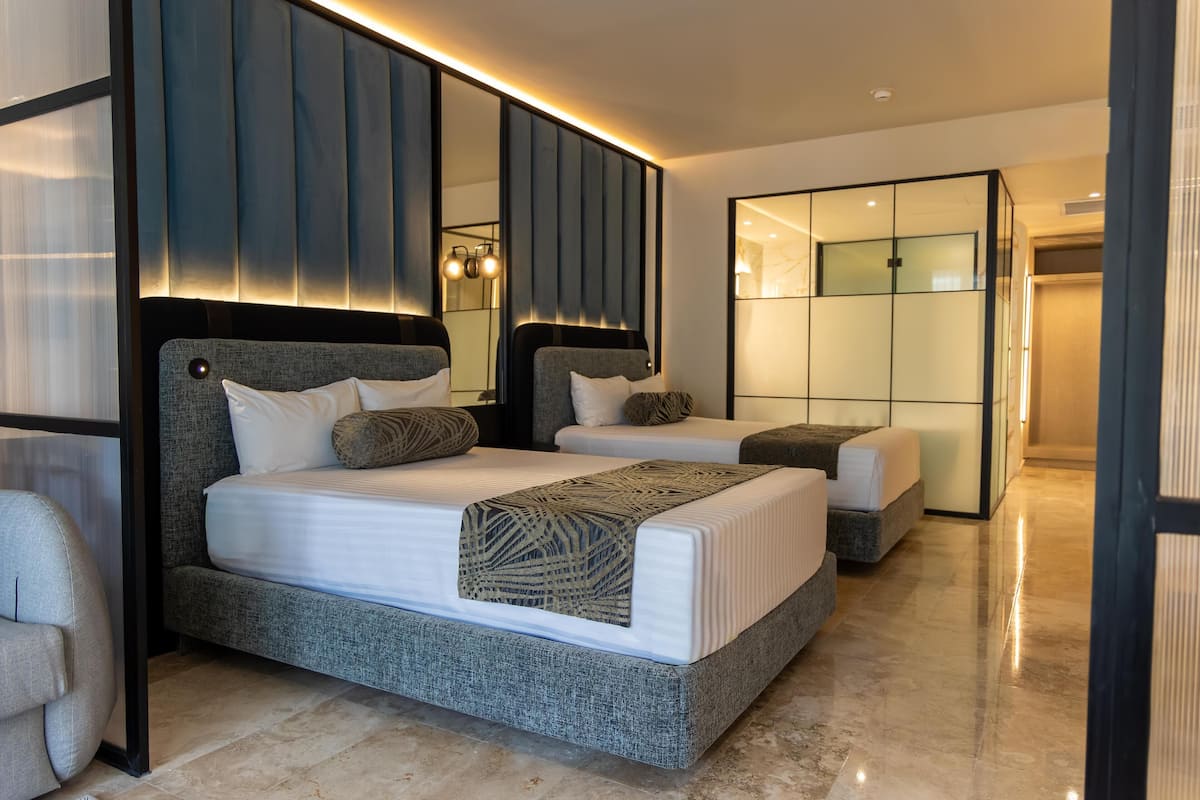 Suite (with Jacuzzi) | Kostenlose Minibar, Zimmersafe, Schreibtisch, Verdunkelungsvorhänge