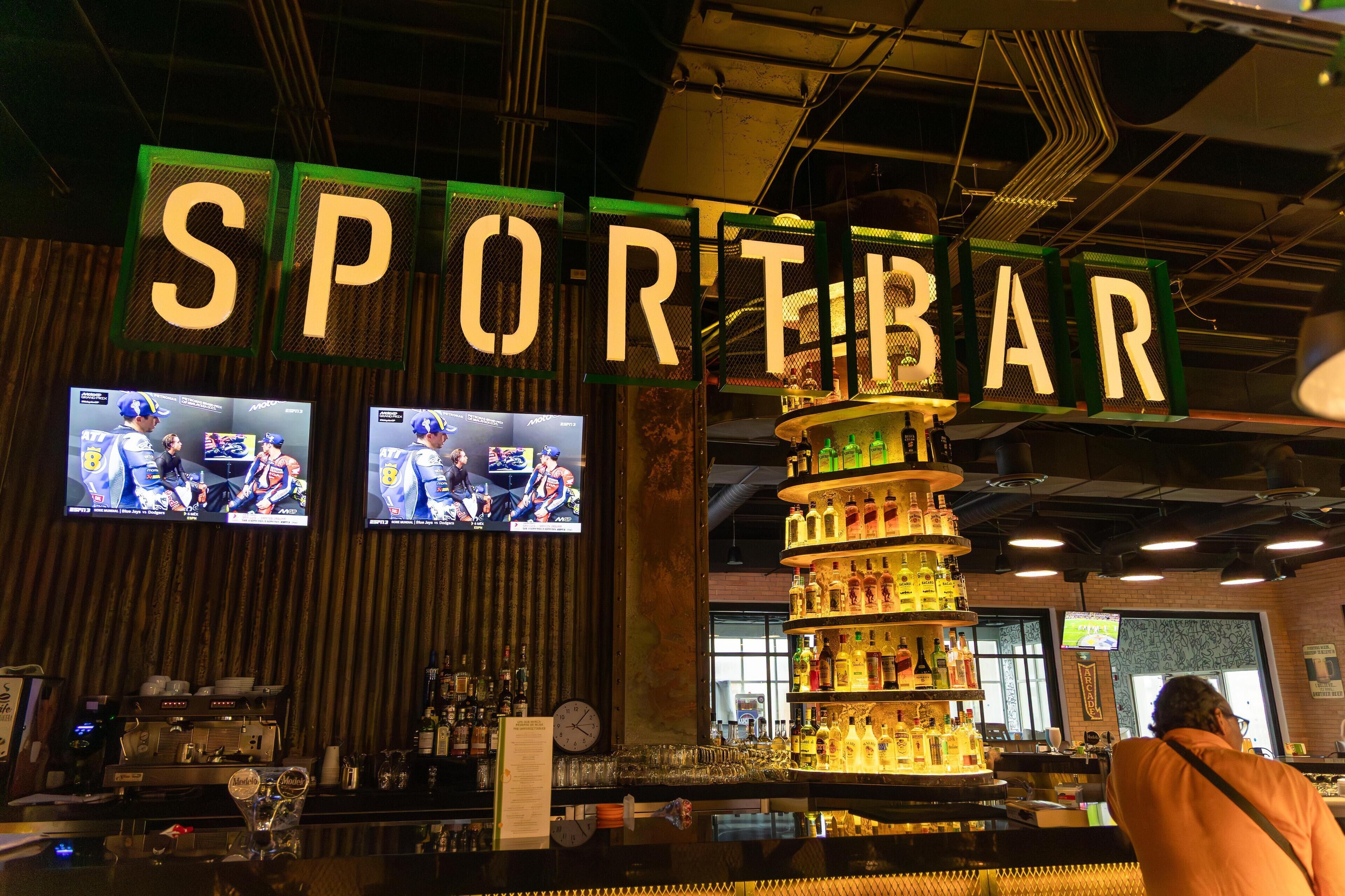 15 bars/lounges, 3 swim-up bars, 3 poolbars, 2 strandbars