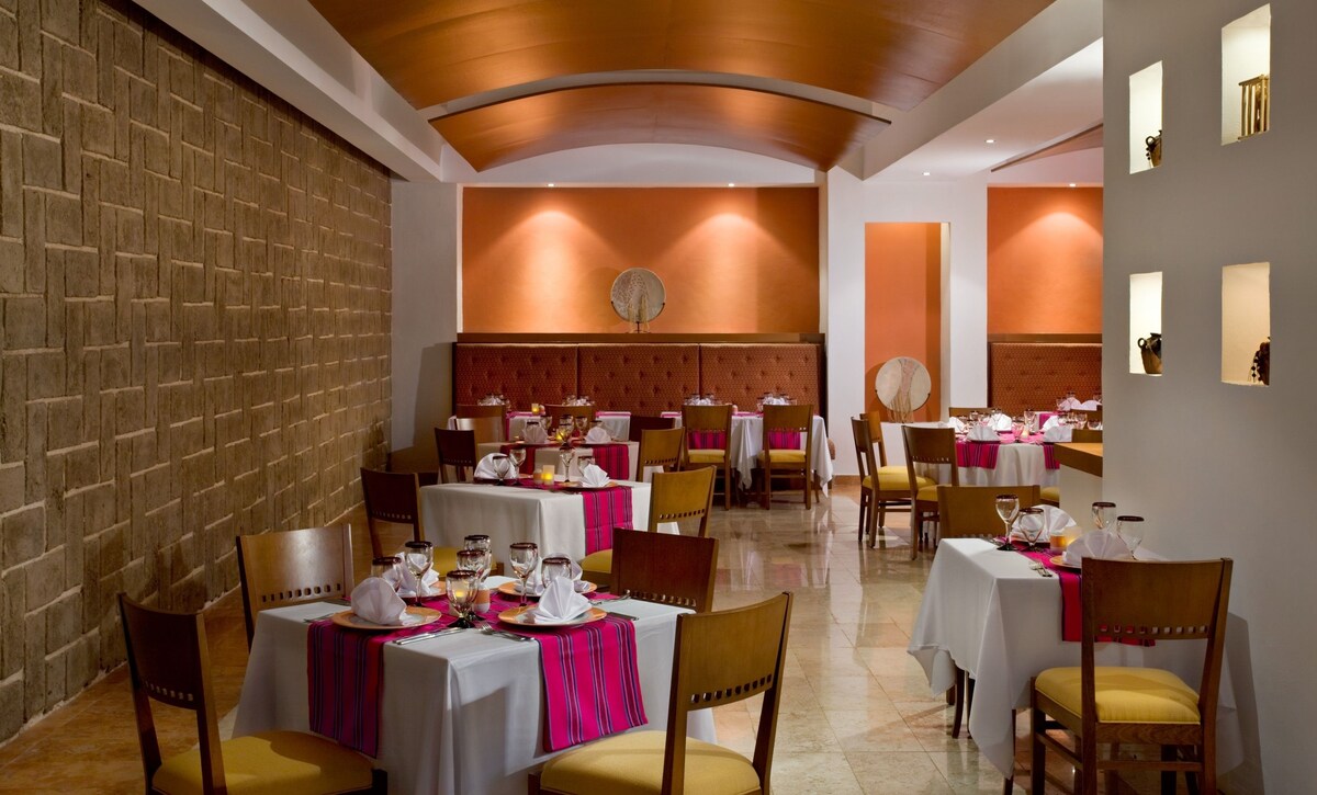 9 restaurants, breakfast, lunch, dinner served; international cuisine